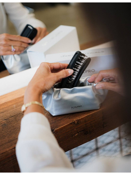 Ідеальна міні щітка для шкіри голови та волосся, тревел формат Mediceuticals у косметичці Ідеальна міні щітка для шкіри голови та волосся, тревел формат Mediceuticals у косметичці